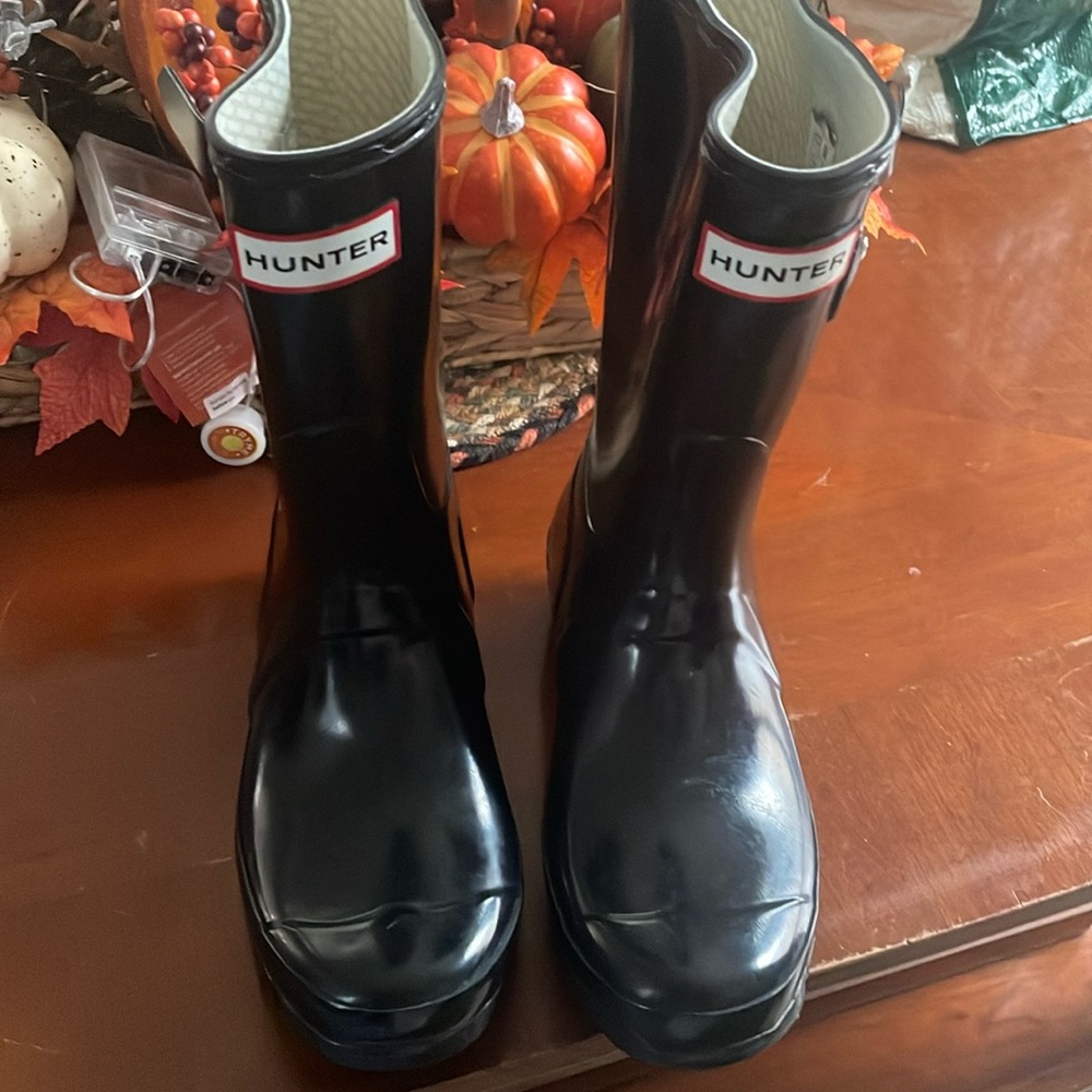 Glossy short women’s hunter boots size 4M5F in black
